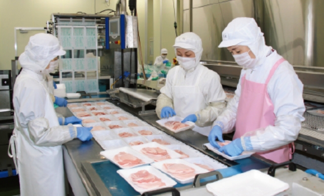 画像：食肉加工工場での細やかな温度管理