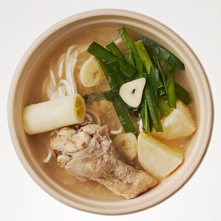 ﾀｯｶﾝﾏﾘwith glassnoodles-韓国風手羽元の水炊き　白湯ｽｰﾌﾟ-