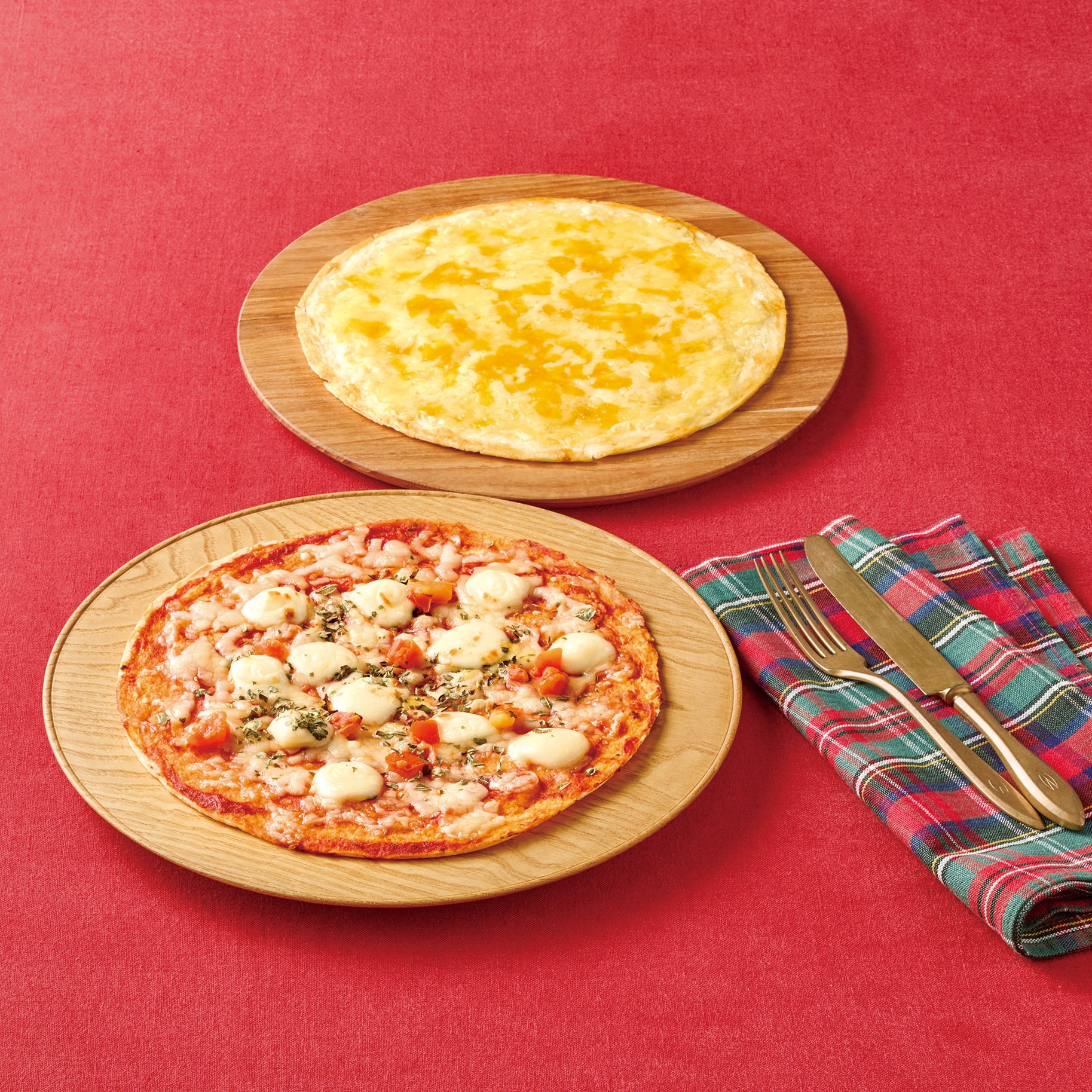 薄焼きピザ（５種のチーズ、マルゲリータ）