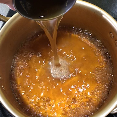 写真：煮汁を強火で煮詰め、えびに絡ませて完成