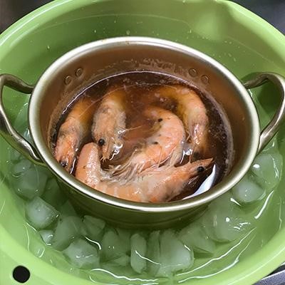 写真：えびを煮汁ごと氷水につけ、冷ます