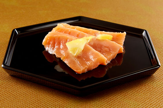 画像:サーモンのミキュイ レモン風味のクリームソース