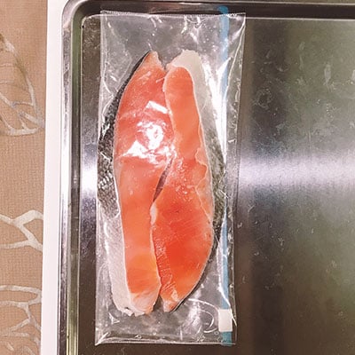 写真：生鮭を冷凍保存する