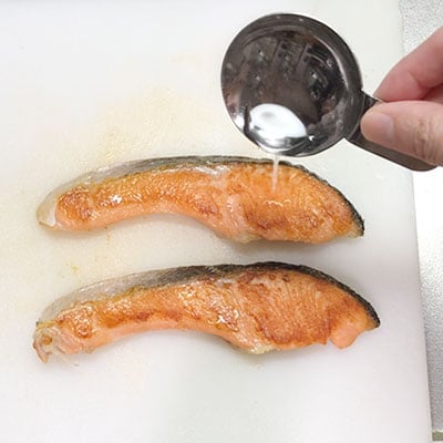写真：焼き鮭を冷凍保存する