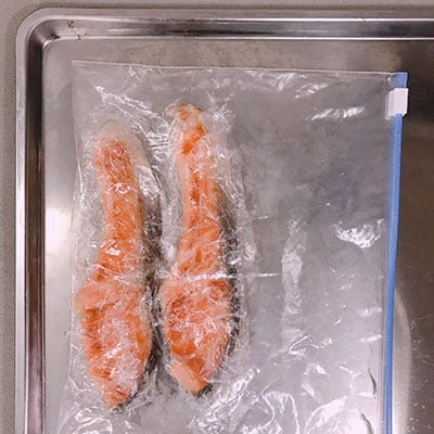 写真：焼き鮭を冷凍保存する
