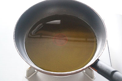 写真：フライパンに油を入れ、160℃程度で熱する