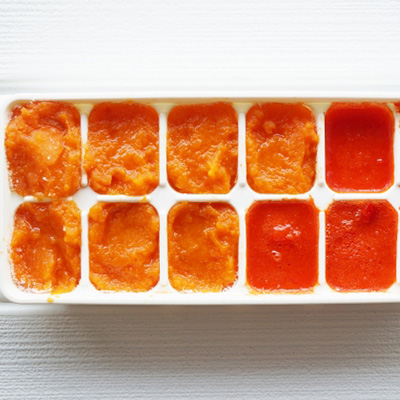 写真：製氷皿で冷凍する