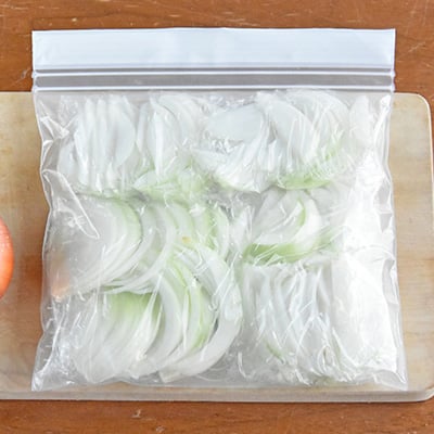 写真：（3）冷凍保存袋に入れ、空気を抜きながら口を閉じ、冷凍する